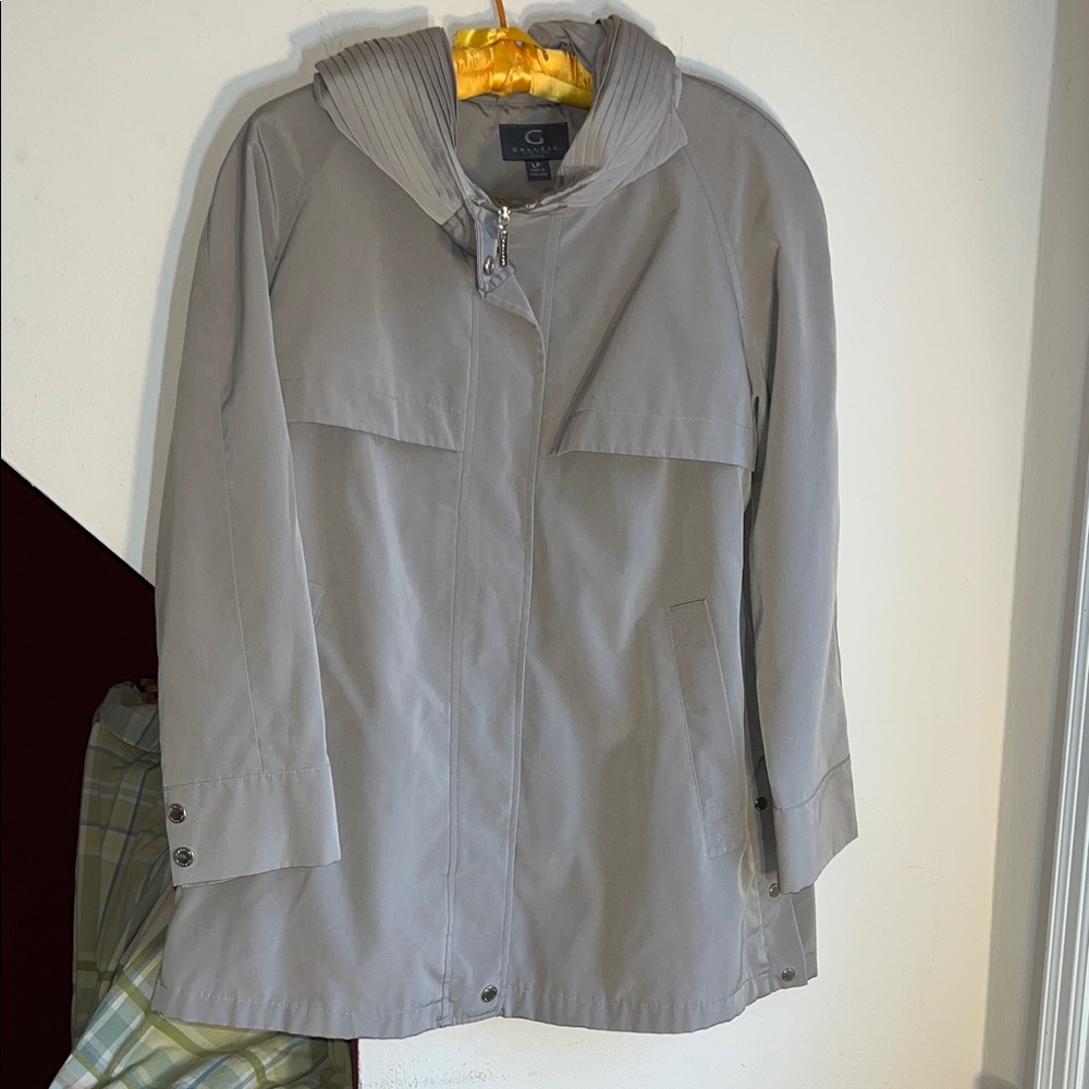 Gallery Light Gray Pleated Hood Trench Coat LP‎